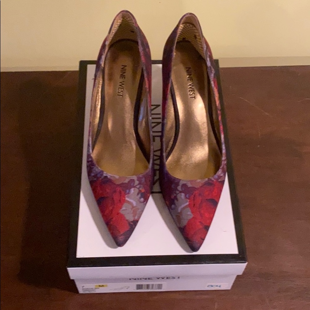 Nine West floral print pumps